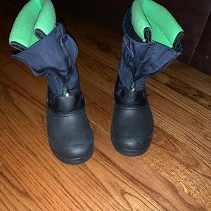 Boy’s Navy size 5 snow boot